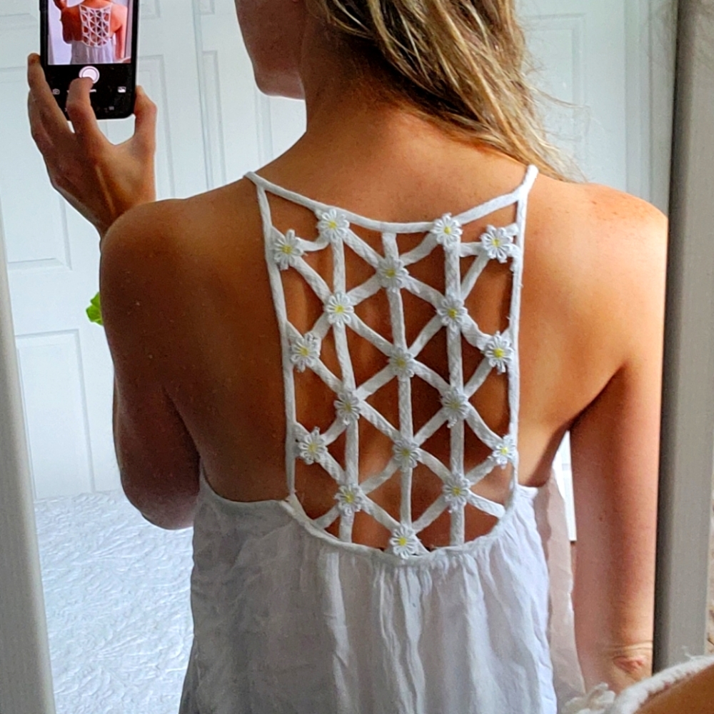 Adorable daisy top, size small